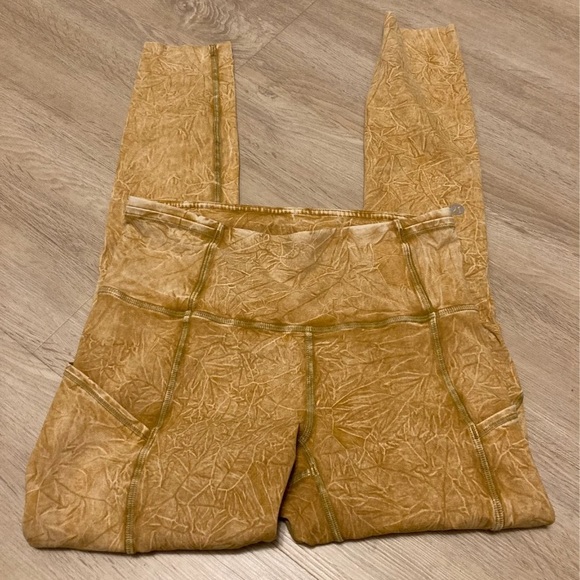 Lululemon 2 pair ice wash fast and free tights size 4 25” - Picture 4 of 4